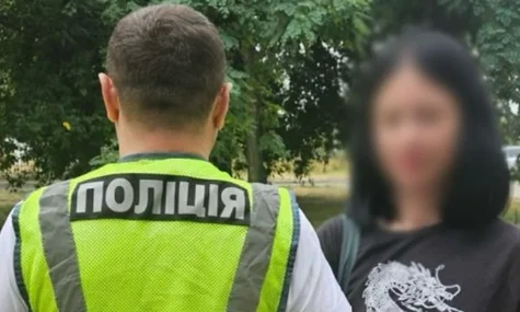 Дівчина, яка вигукувала «слава росії» в метро Києва, відмовилася писати заяву на чоловіка, який побив її за це
