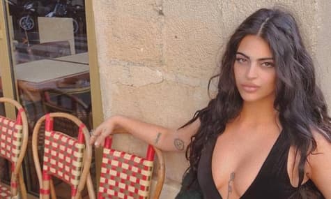 Австралійська блогерка заявила, що її не пустили до Лувру через відверту сукню