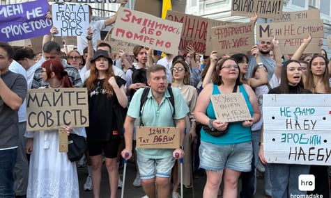 У Києві українці третій день протестують через закон про САП та НАБУ