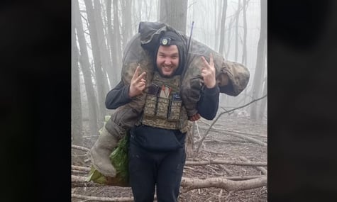 На Сумщині полонили пораненого окупанта-білоруса. Військовий ніс його на собі 10 км по замінованих полях (ВІДЕО)