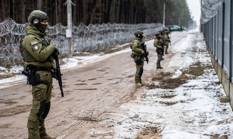 Польщу звинуватили в жорстокості щодо мігрантів, які йдуть із Білорусі. Варшава каже про агресію порушників кордону