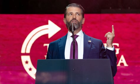 Син Трампа спародіював батька під час прощання з Чарлі Кірком та пожартував про Гарріс і Клінтон