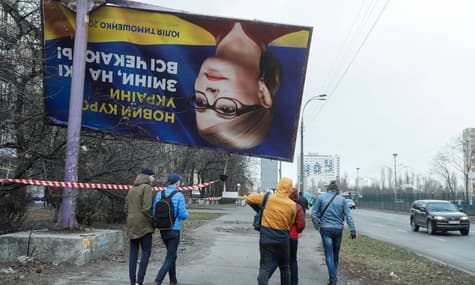 «І дерева падають, і дахи зриває»: рятувальники отримують «дуже багато дзвінків» про наслідки негоди в Києві