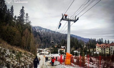 Рятувальники знімають людей з крісельного підйомника на горі Захар Беркут