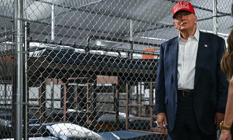 Трамп відвідав «Алігатор Алькатрас» — величезний центр утримання мігрантів. Каже, що таких треба більше