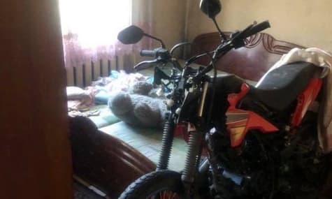 На Закарпатті чоловік вкрав мотоцикл з поліцейського спецмайданчика і ховав його у власній квартирі