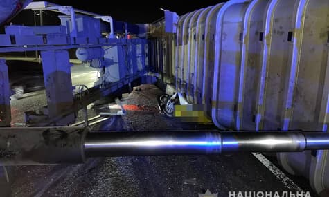Під Харковом розбилися одразу п'ять автівок: вантажівка розчавила таксі, троє загиблих
