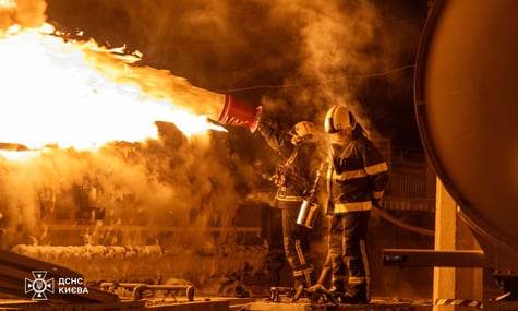 Рятувальники ліквідують наслідки російської атаки на Київ, 24 січня 2026 року