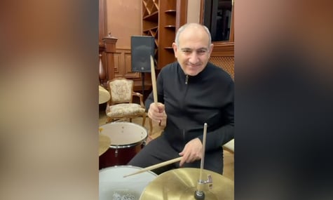 Прем’єр-міністр Вірменії Нікол Пашинян грає на ударних