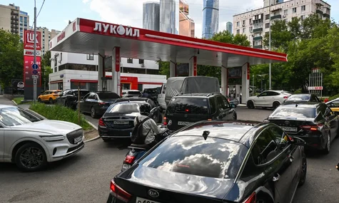 У більшості регіонів росії — дефіцит палива, там обмежують його продаж. Винятками є лише Москва і віддалені області — Reuters