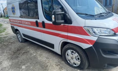 россияне обстреляли в Херсонской области автомобиль «скорой», а в Харьковской — пограничное село. Есть пострадавшие
