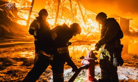 Рятувальники гасять пожежу після російського обстрілу на Харківщині, 30 січня 2026 року
