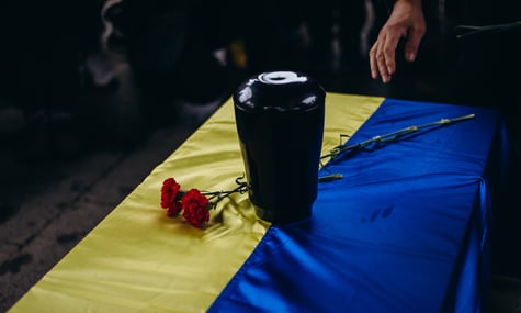 Прах українського військового «Поштою росії». Хто і за скільки переправляє останки загиблих на тимчасово окуповану територію
