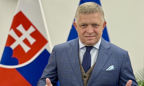 Словацька поліція допитувала школяра, який протестував проти виступу Фіцо й намалював на землі синьо-жовте серце