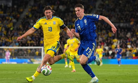Гравець збірної Швеції Віктор Йокерес та гравець української збірної Ілля Забарний змагаються за м’яч під час плейоф відбіркового турніру до ЧС-2026