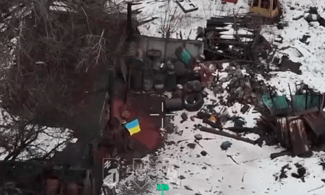 Український військовий тримає прапор України в Родинському