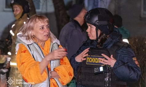 Рятувальники надають допомогу постраждалим унаслідок російського удару по Харкову, 27 березня 2026 року