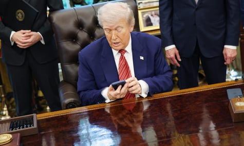 «Дональдеее»: Politico з'ясувало, що іноземні лідери дзвонять Трампу на його особистий номер, щоб бути в «прихильності»