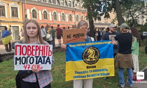 «Ми стоїмо за життя тих, хто там». У Києві відбулася акція Free Azov на підтримку полонених та безвісті зниклих українців