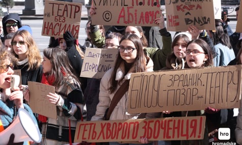 Актори Молодого театру вийшли на акцію — вимагають звільнити Білоуса (ФОТО)