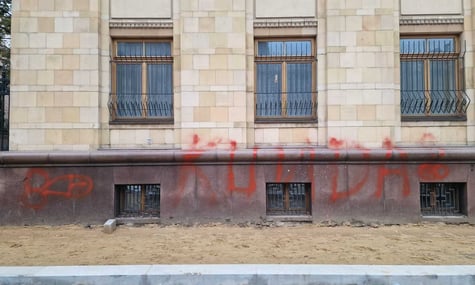 Чеське посольство в Москві обмалювали зображеннями статевих органів. У МЗС Чехії їх назвали «портретами путіна»