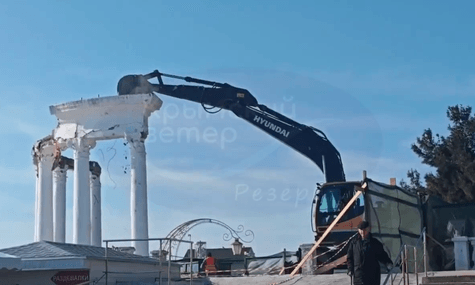 Демонтаж білої ротонди в тимчасово окупованій Алушті