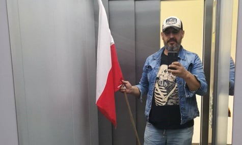 У Польщі затримали антиукраїнського стрімера, який зривав українські прапори. Йому висунули низку звинувачень