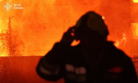 Рятувальники ліквідують наслідки російської атаки на Київ, 25 червня 2026 року