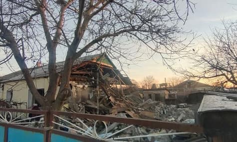 Під час обстрілу Невельського бойовики зруйнували два житлових будинки, з-під завалів врятували двох людей