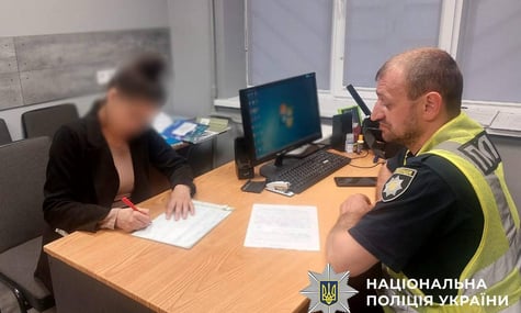 У Києві жінка в день жалоби гучно слухала російську музику й підспівувала. Поліція склала на неї протокол