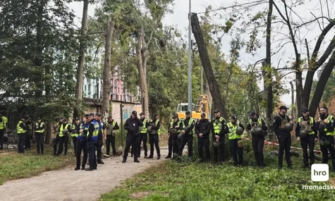 Поліціянтку, яка впала під час сутичок на Теремках, визнали потерпілою стороною — вона продовжує відновлення