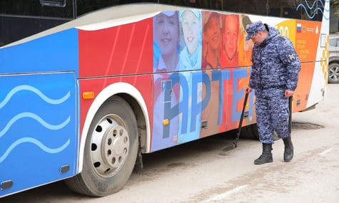 Автобус дитячого табору «Артек» в окупованому Криму Автобус дитячого табору «Артек» в окупованому Криму