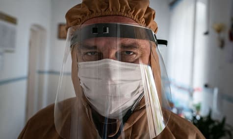 «Он — герой, потому что не отказался спасать других ценой своей жизни». Истории врачей, погибших от COVID-19