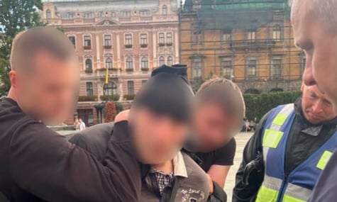 У Львові під час протесту проти звільнення Федорова чоловік із ножем ішов на мітингувальників. Його затримали