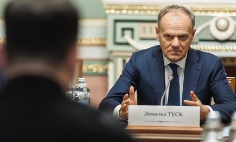 Туск каже, що Україна сама призвела до проблеми щодо підрозділу «імені Героїв УПА», тому «нехай шукає рішення»