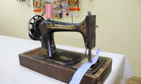  У музеї Миколаєва шиють маски на раритетній машинці 1901 року