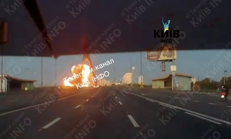 Момент влучання у Північний міст у Києві