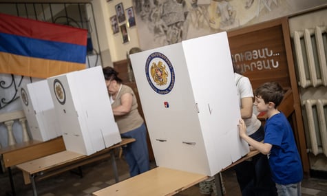 У Вірменії закінчилося голосування на парламентських виборах. Лідирує правляча партія прем'єра Пашиняна