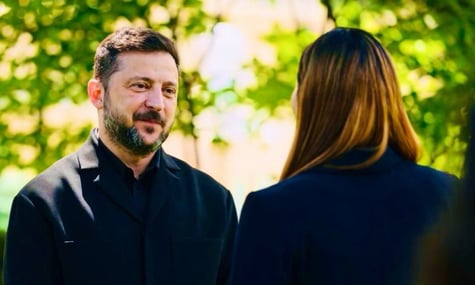 «Їм було прикро». Блогерка Лора Лумер проситиме в Трампа підписати MAGA-картузи для радників Зеленського і скинути їх дроном