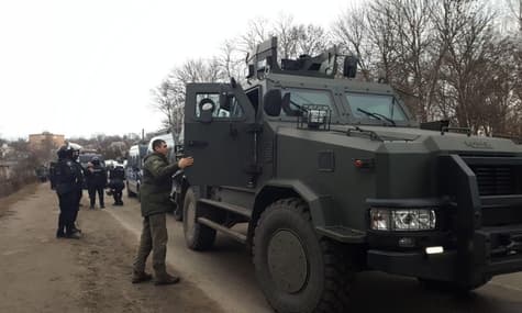 До Нових Санжар привезли евакуйованих з Уханя, місцеві намагались завадити — але не змогли