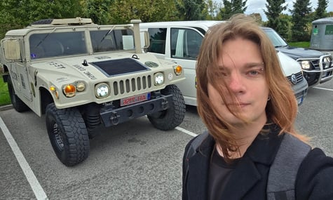 Естонський волонтер поруч з американським військовим позашляковиком Humvee, який мали привезти для українських військових