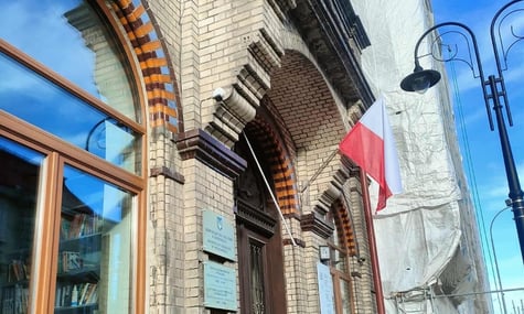 У Польщі затримали двох чоловіків, які зірвали прапор з будинку консульства України у Перемишлі