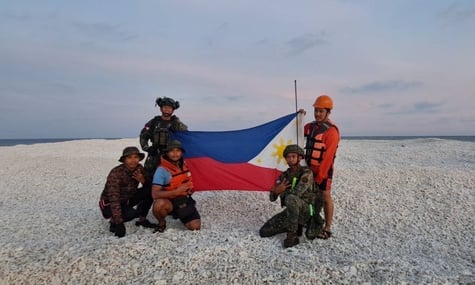 Філіппіни розгорнули свій прапор на рифі, на який висаджувалися китайці