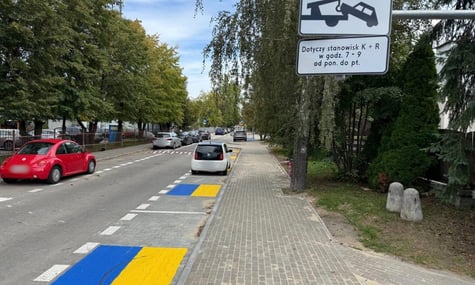 Подумали, що це «спеціально для українців». У польському Рашині обурилися через синьо-жовті паркувальні місця — виявилося, що це для безпеки дітей