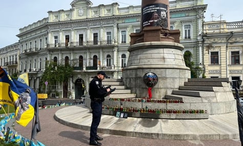В Одесі постамент, на якому раніше стояла Катерина ІІ, замалювали фарбами, схожими на прапор рф