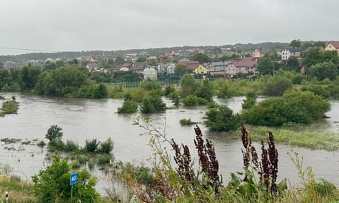 Львів підтопило через сильні дощі: деякі автівки опинилися у воді, а в області річки вийшли з річищ (ФОТО, ВІДЕО)