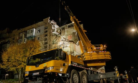 Вибух у багатоповерхівці в Хмельницькому: під завалами шукають жінку