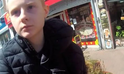 У Великій Британії засудили 19-річну дівчину, яка закликала вбити всіх євреїв та мусульман, а потім напала з сокирою на перукаря