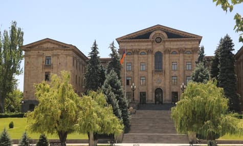 У Вірменії чоловік намагався увірватись до будівлі уряду з вибухівкою