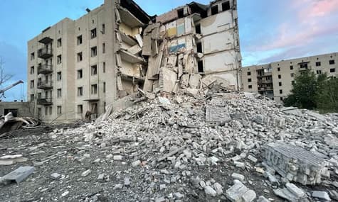 Оккупанты ударили по жилому дому в Донецкой области: по меньшей мере 15 погибших, десятки человек находятся под завалами